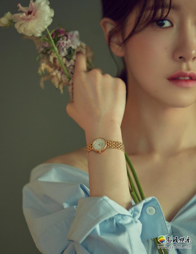 韩国女艺人郑仁善最新杂志写真近日在网上曝光，吸引了广大粉丝们的目光