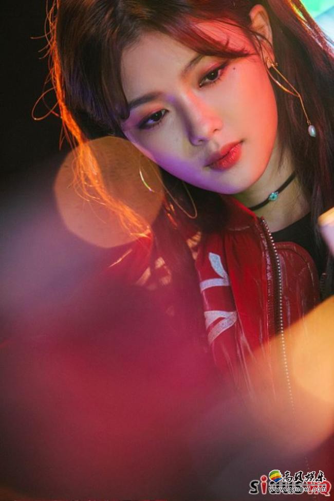 韩国女艺人金裕贞未公开杂志写真首次在网上曝光，吸引了广大粉丝的目光