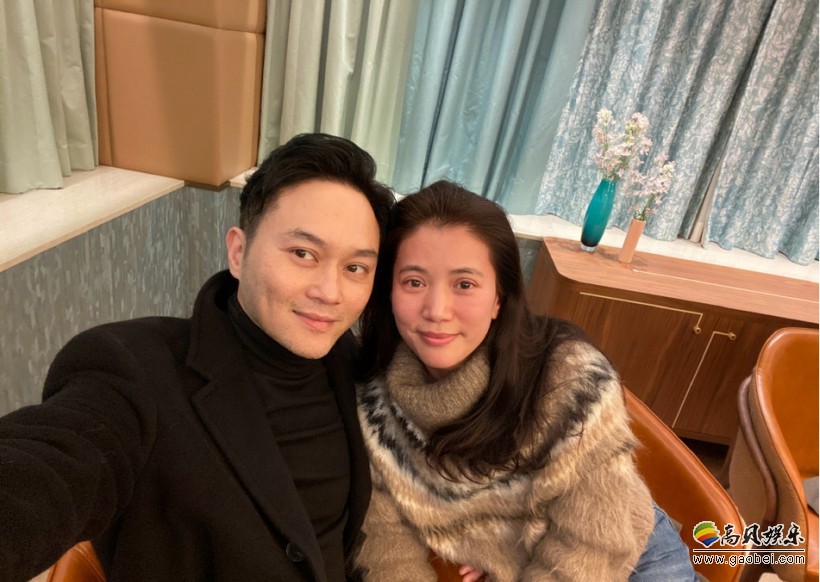 张智霖晒出和老婆袁咏仪合照庆祝结婚19周年，甜蜜调侃袁咏仪合影会脸红