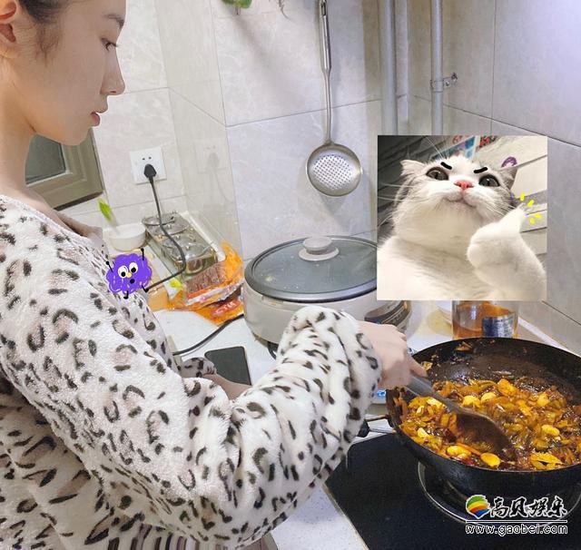 孟美岐晒出自己下厨做饭的照片，并嘱咐“大家少出门，自己动手做起来”