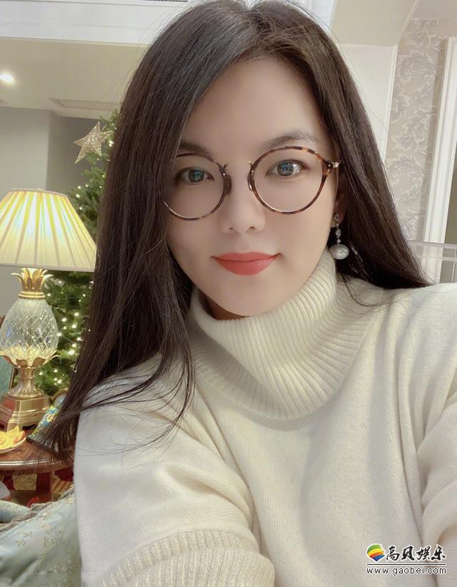 李湘晒出自拍和蛋糕庆生“己经在家呆17天！2020过了个不一样的生日”