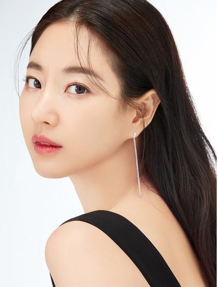 韩国女艺人金莎朗最近成为某化妆品牌形象代言人，拍摄该品牌最新宣传照