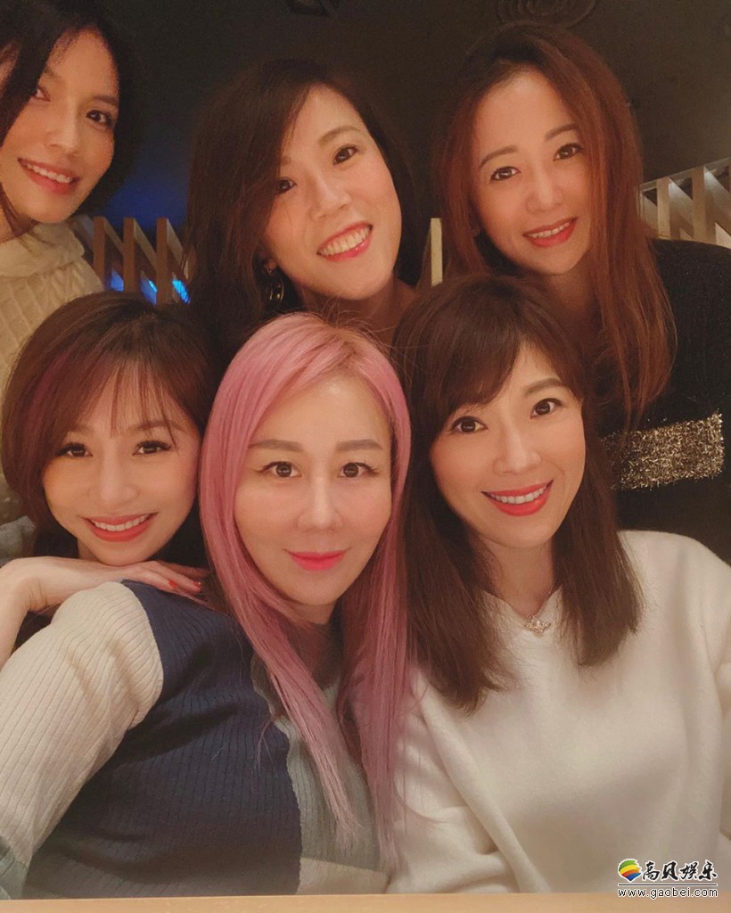 王心凌晒出为好友庆生聚会合照！王心凌对镜甜笑，清纯可人，少女感十足