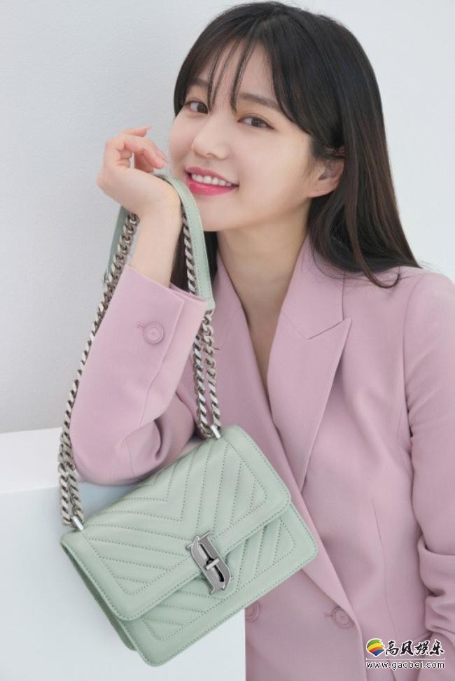 韩国女艺人李侑菲为代言手提包品牌拍摄新宣传照，清新时尚风格扑面而来