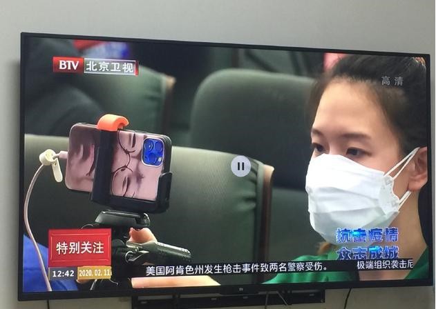 网友微博曝光一则电视新闻，并称：“看新闻居然看见诞哥”特意艾特李诞