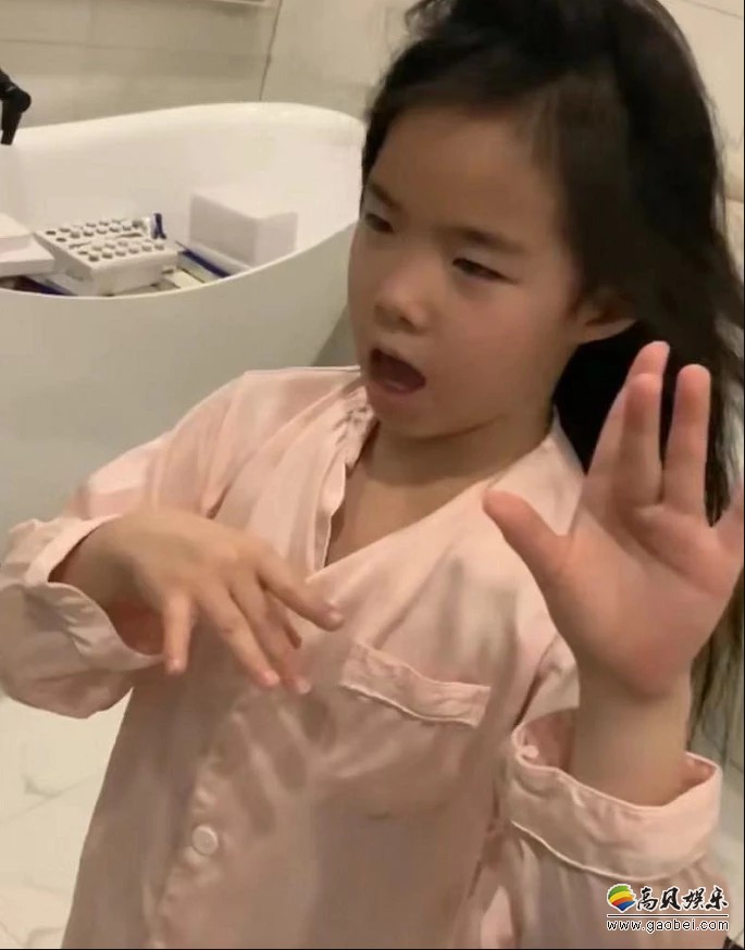 黄奕晒出为过完生日七岁女儿拍摄小视频，洗完澡的铛铛身穿粉色睡衣出镜