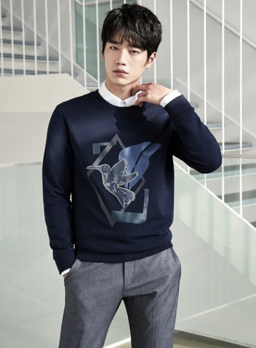 徐康俊为代言男装品牌拍摄最新宣传照,时尚清新男士风格吸引了众多