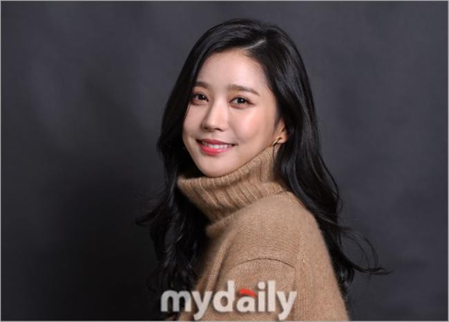 韩国女艺人李瑜瑛出席新剧《抉择-女人们的战争》访谈会！突显知性气质
