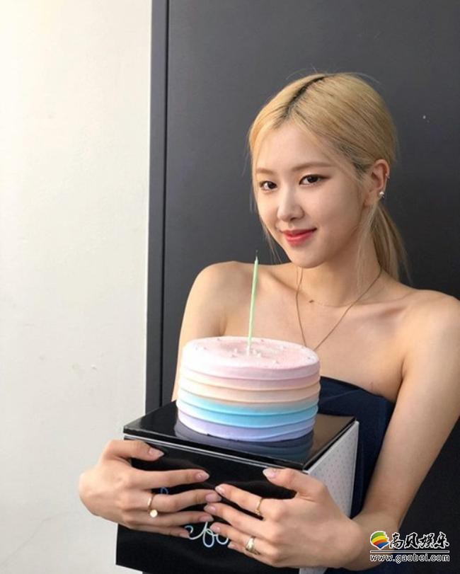 BLACKPINK成员ROSE发布一组近照，留言向祝贺她生日的粉丝们表达谢意