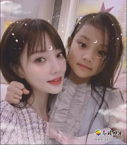 李小璐再度晒出与女儿甜馨合拍视频，母女两玩起了头纱“仙女下凡”特效