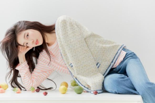 韩国女艺人秀智为代言品牌拍摄新宣传照，大秀完美比例身材吸引粉丝目光