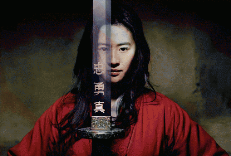外媒曝光《花木兰》动态图，由刘亦菲饰演的木兰身着红衣，手持宝剑亮相