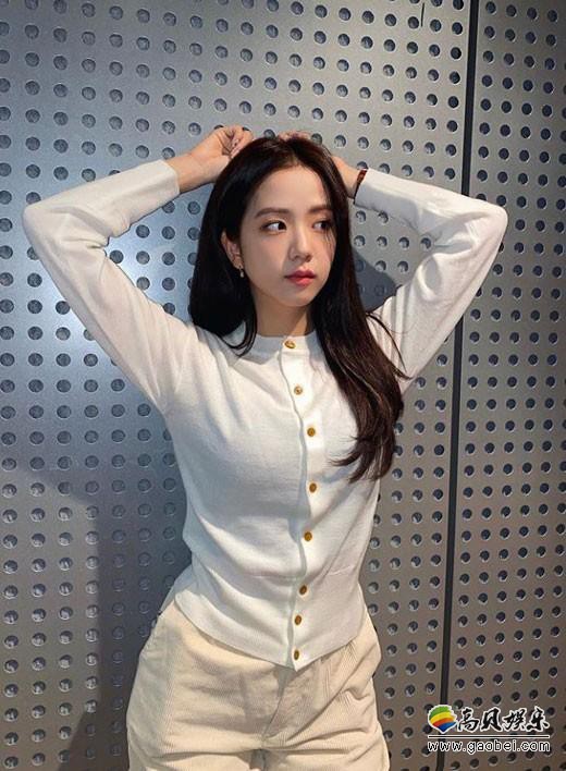 韩国女团BLACKPINK成员JISOO社交网站发布近照，展示其清纯动人美貌