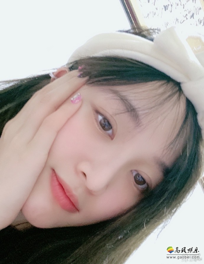 吴宣仪晒出素颜自拍照吴宣仪轻摸自己的脸素颜出镜满满的胶原蛋白