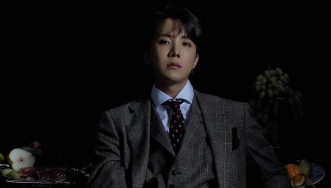 BTS防弹少年团J-HOPE除了绝对领域-大长腿之外，他一双美手也不能错过