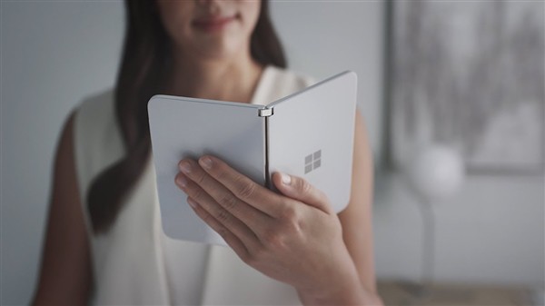 开发人员为Surface Duo进行直播活动，直播中Surface Duo意外“宕机”