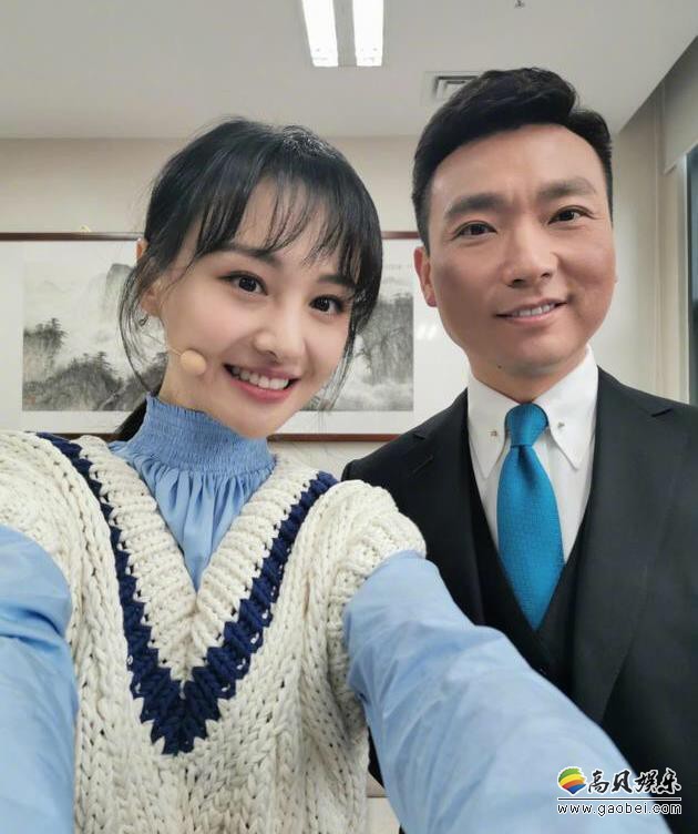 郑爽微博晒出和康辉合影，郑爽穿着毛线背心和蓝色衬衫，显得学生感十足