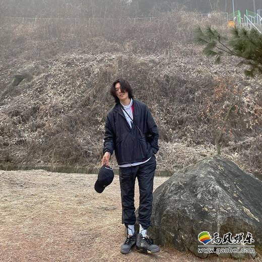 韩国艺人柳俊烈社交网站发布一组近照，为新作特意留长头发吸引人们目光