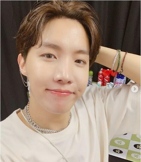 韩国人气组合防弹少年团J-Hope(郑号锡)全球粉丝为庆祝生日展开爱心捐款