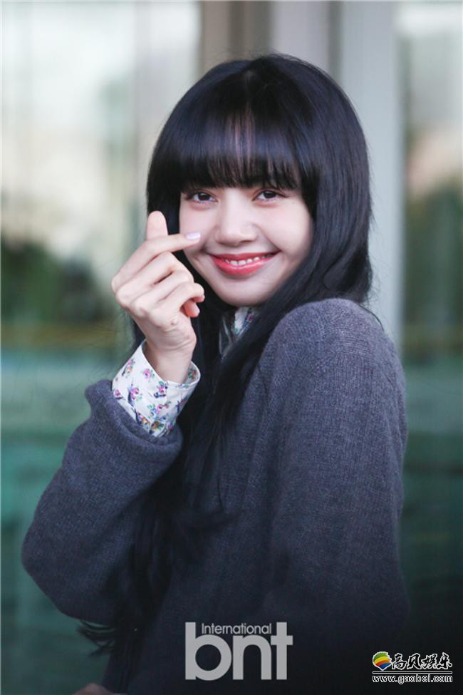 BLACKPINK女团成员LISA经仁川机场出发，因时装秀行程前往意大利米兰