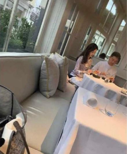 网友晒出情人节在伦敦偶遇刘强东与章泽天照片！夫妻俩坐在高档餐厅用餐