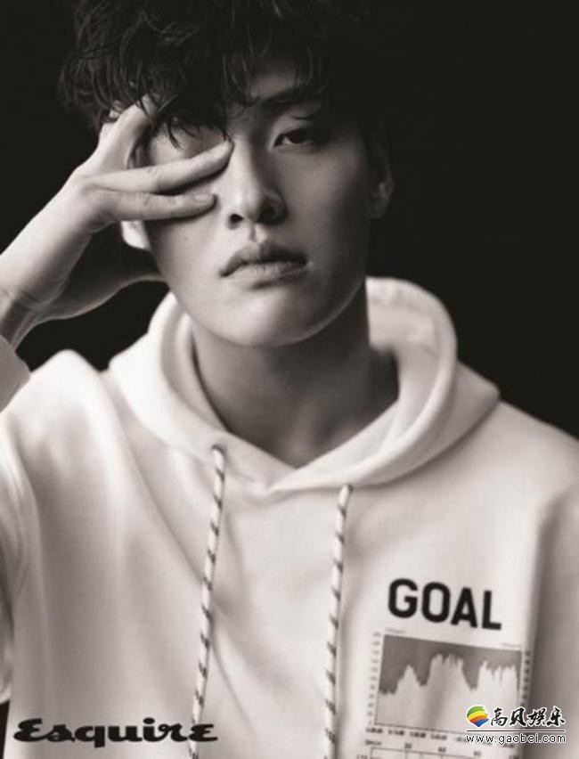 韩国艺人姜河那一组最新杂志写真照在网上曝光，吸引了广大粉丝们的目光