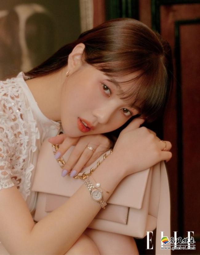 RedVelvet女团成员Joy为某时装杂志拍摄写真，仍然是一如既往可爱面貌