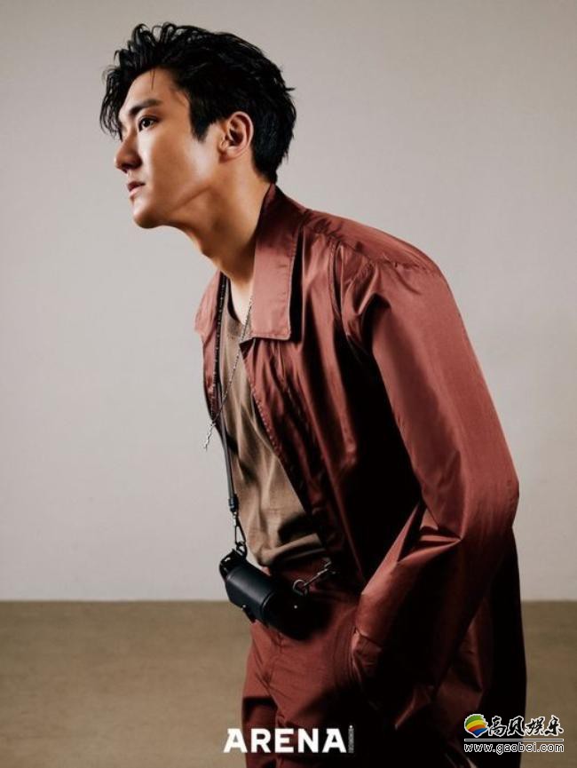 superjunior成员崔始源最新杂志写真在网上曝光，吸引了广大粉丝的目光