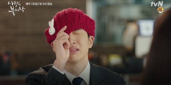 《爱的迫降》角色舟墨搞笑模仿起权相佑在《悲伤恋歌》中的帽子遮泪桥段 《爱的迫降》角色舟墨搞笑模仿起权相佑在《悲伤恋歌》中的帽子遮泪桥段