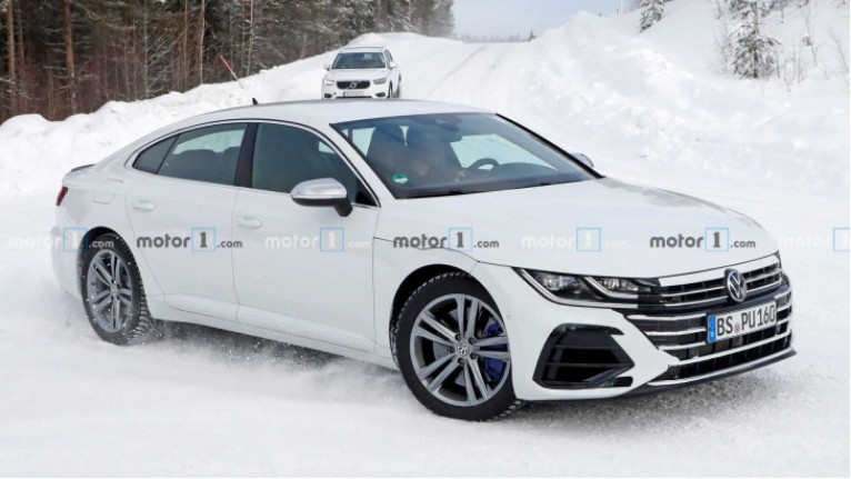 外媒motor1分享一组大众Arteon R雪地路试谍照，国内大众CC海外版车型