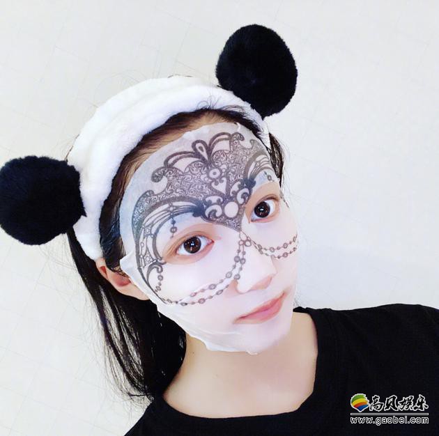 关晓彤晒出宅家日常照，她戴着熊猫造型居家发带，敷着带有卡通图案面膜