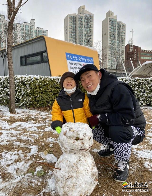 姜Gary微博晒出和儿子合影，父子俩在外面堆雪人，两人同款咧嘴笑很可爱