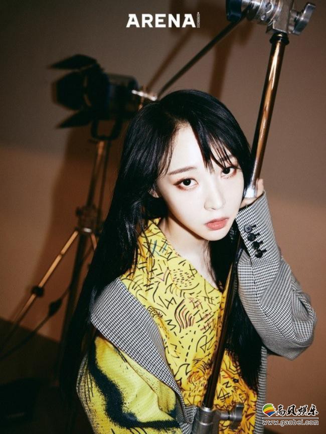 韩国女团MAMAMOO成员Moon Byul近日为某杂志最新一期拍摄时装写真