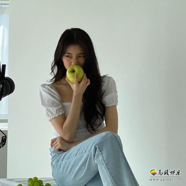 韩国女艺人秀智发布一组近照，展示可爱迷人魅力，吸引了广大粉丝的目光
