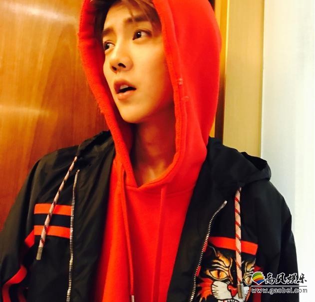 鹿晗晒出早餐油照片“宅在家秒变大厨”自制油条看着蓬松饱满！金黄可口