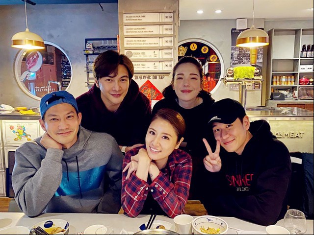 林心如晒出好友聚会照！她穿着格子衬衫举着双手C位卖萌，被男闺蜜围住