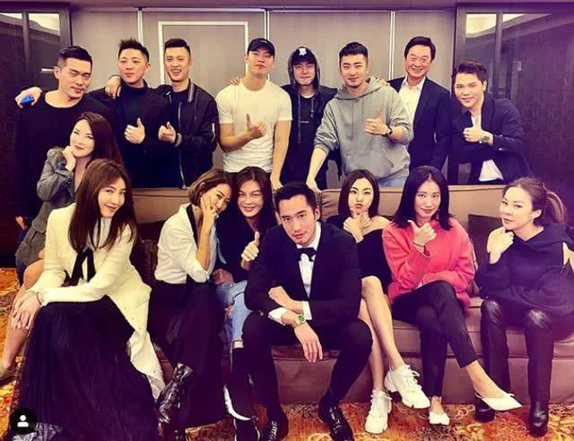 阿娇老公赖弘国晒出最新动态，他参加好友的生日聚会，大合照在画面C位