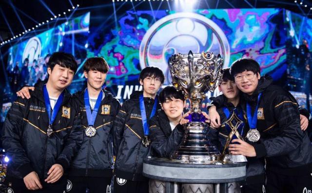 据报道电子竞技在娱乐行业越来越受青睐，电竞选手的收入也随之水涨船高