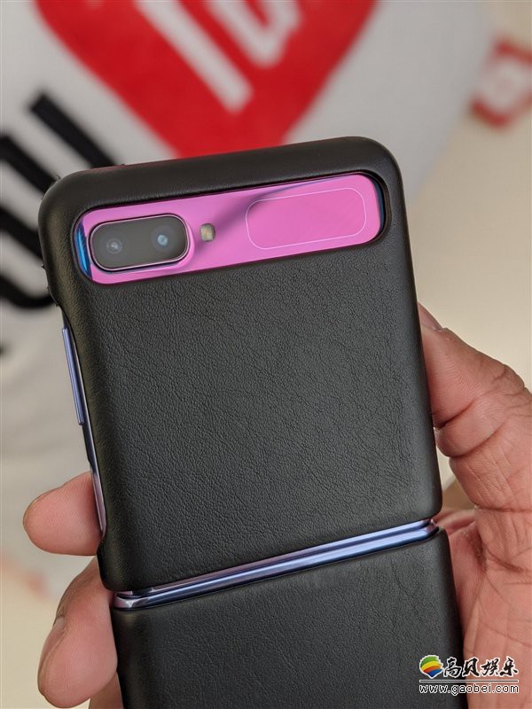 推特博主晒出戴着保护壳的三星Galaxy Z Flip！与传统保护壳有很大区别