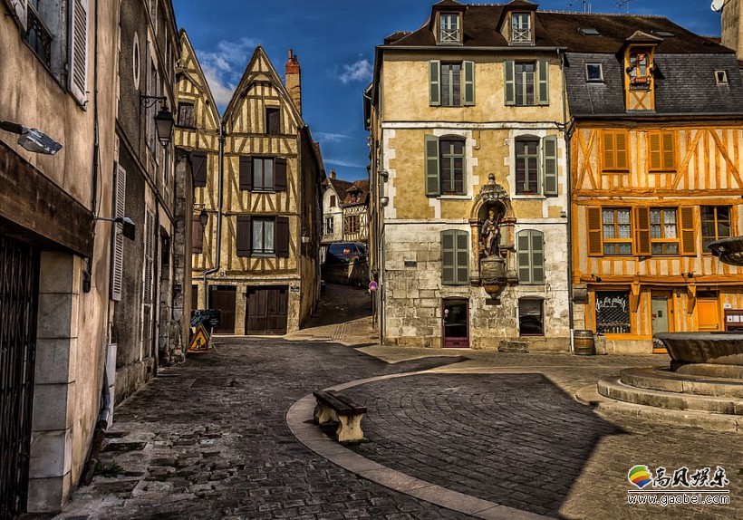 据彭博最新美国最富地区指数显示！最富小镇平均家庭年收入为52.5万美元