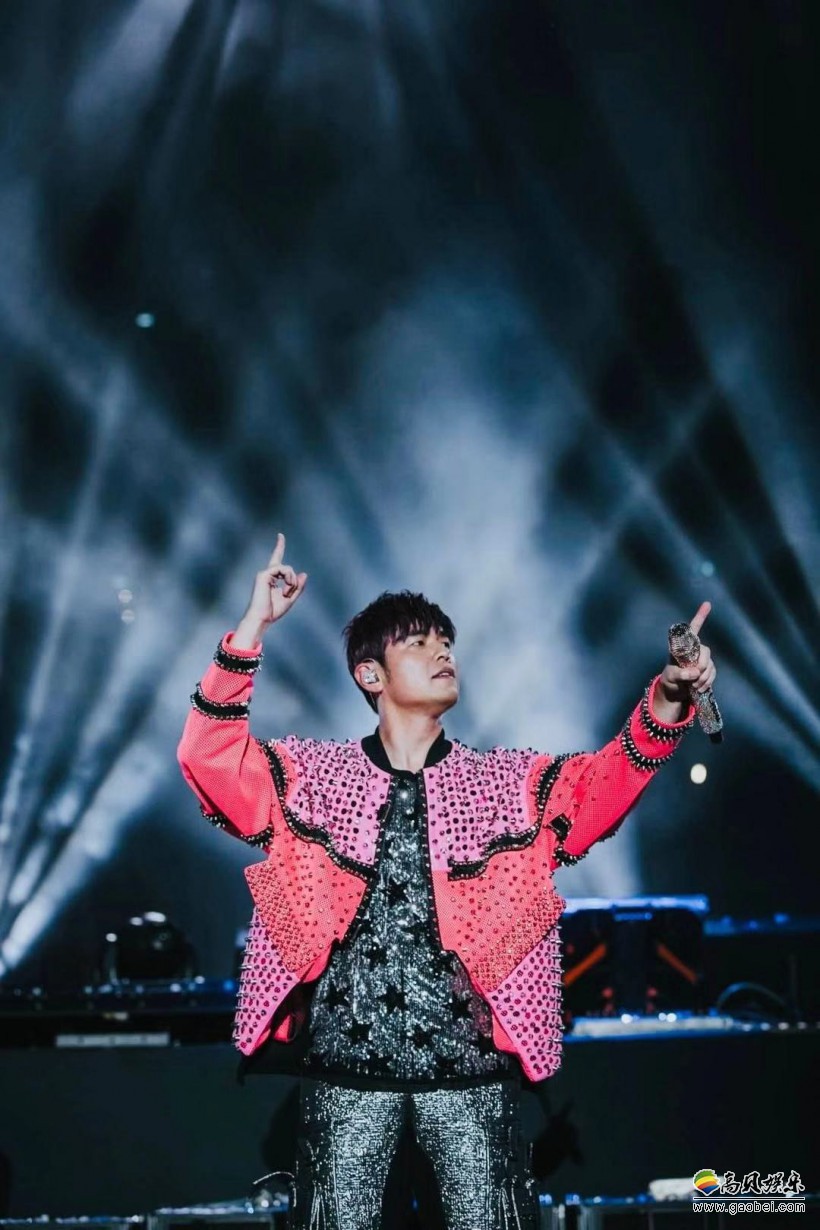 网友晒出身穿医护工作服照片“周杰伦为医护粉丝加油”登上微博热搜榜单