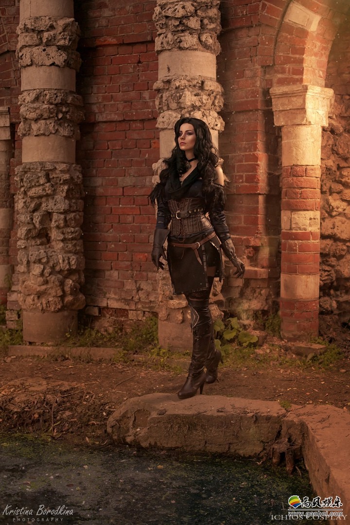 俄罗斯美女cos巫师3叶奈法整体造型十分还原种族天赋优势尽显