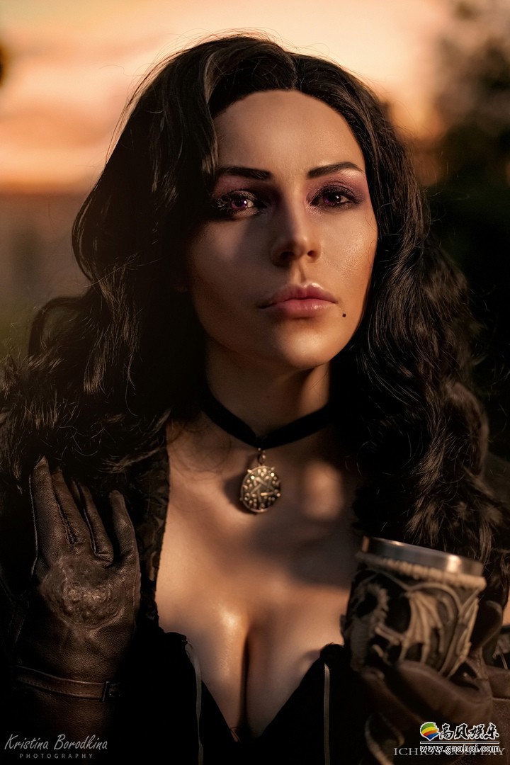 俄罗斯美女COS《巫师3》叶奈法！整体造型十分还原，种族天赋优势尽显