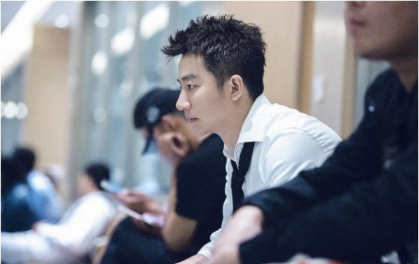 黄轩新剧《完美关系》正在热播，黄轩饰演的公关人卫哲更是备受网友关注