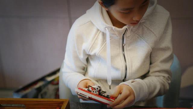 孙莉晒出大女儿多多宅家里拼乐高照片，拼出旋转木马、公主城堡、大巴车