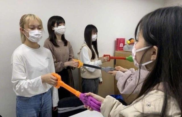 日本女子偶像团体受疫情影响，近日举行握手会尝试“无接触式握手”形式
