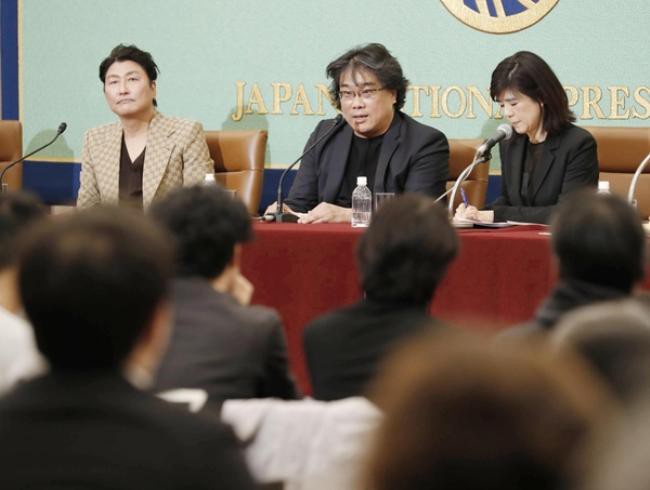 奉俊昊与《寄生虫》男主演宋康昊日本举行发布会，吸引当地媒体记者参加