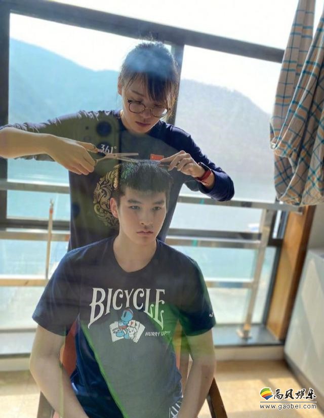 傅园慧微博晒出动手理发照片！照片中傅园慧姿势专业，剪发手法十分娴熟