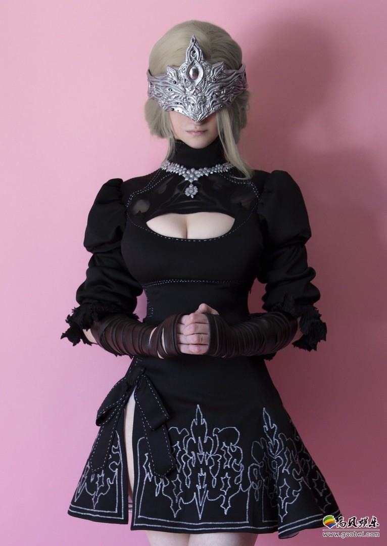 俄罗斯美女COSER将《尼尔：机械纪元》2B与《黑暗之魂3》防火女相结合