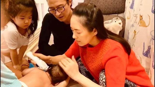 章子怡分享自己给儿子剃头发视频，她蹲在地上认真仔细地给儿子剃着头发